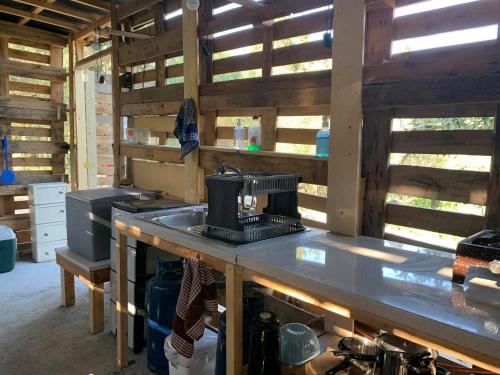 een keuken met een aanrecht met een koffiezetapparaat bij Pelekas Olive Grove Oasis Room No4 in Pelekas