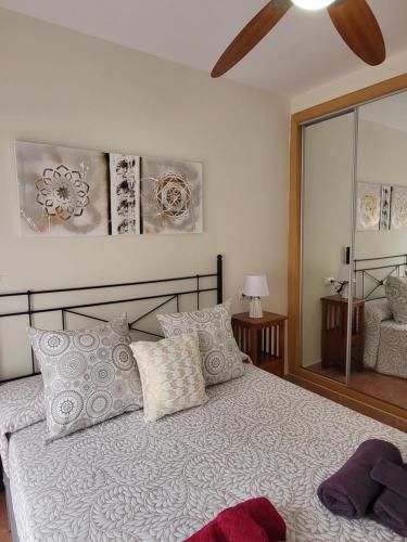 Ένα ή περισσότερα κρεβάτια σε δωμάτιο στο ¡Apartamento en primera línea con terraza y cerca de la piscina comunitaria!