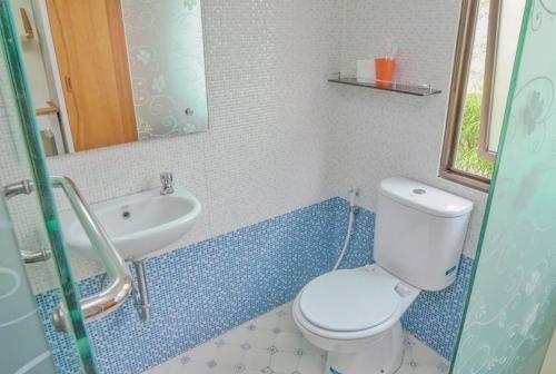 ジャカルタにあるUrbanest Inn House Slipiのトイレと洗面台付きのバスルーム