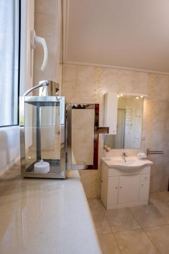 a bathroom with a shower and a sink at Wila Dom Nad Jeziorem Mazury in Sorkwity