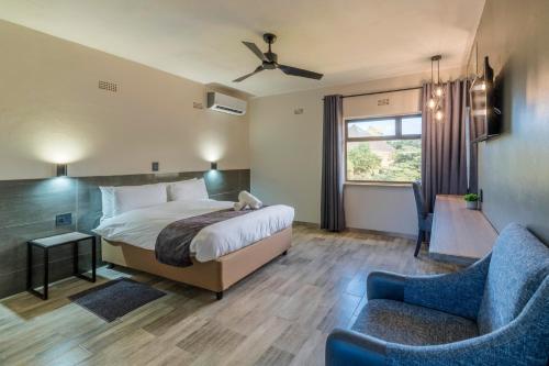 Postel nebo postele na pokoji v ubytování N1 Hotel Rotten Row Harare