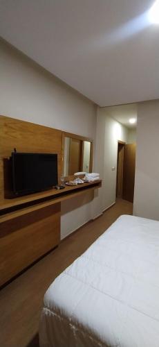 Una televisión o centro de entretenimiento en Hotel vallee ziz