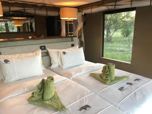 Ένα ή περισσότερα κρεβάτια σε δωμάτιο στο Etosha Oberland Lodge