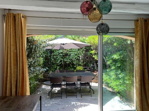 L'atypique : 2 chambres // Piscine // parking