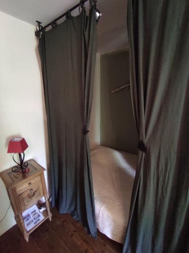 Cama o camas de una habitación en gite le vieux perrin