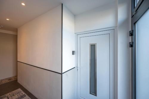 a door in a room with a white wall at City Center Lofts in Vienna