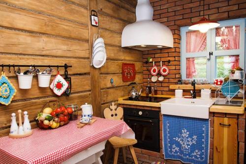Kuchnia lub aneks kuchenny w obiekcie KAAJowka Ludowa Chata w Bieszczadach