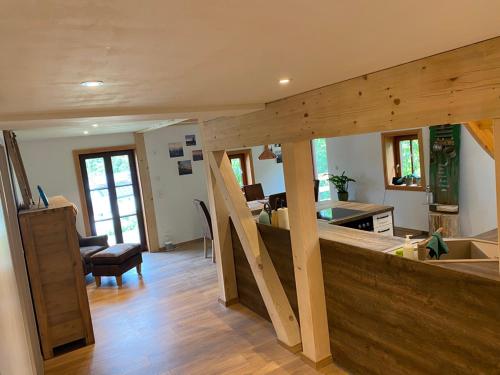 een keuken en een woonkamer met houten wanden bij Ferienwohnung Lichterhof in Sebnitz