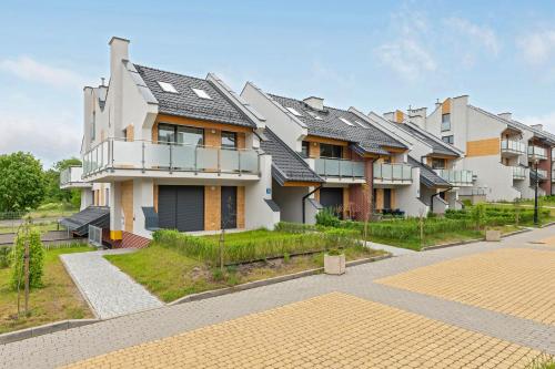 a row of houses in a residential neighborhood at Apartamenty Piamola Jantar Park in Jantar