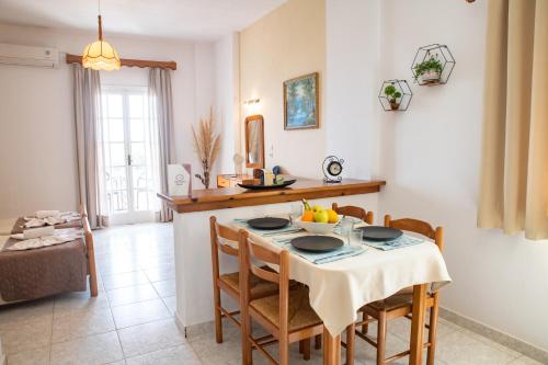 una cucina con tavolo e sedie e una sala da pranzo di Villa Bambas Resort ad Astrakerí