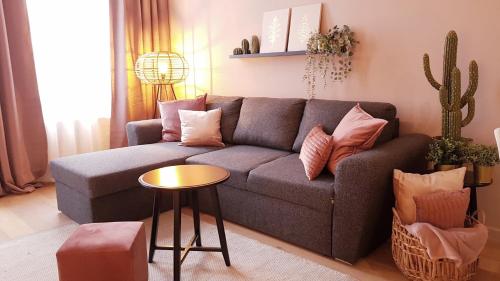 sala de estar con sofá y mesa en BnB Antwerpen - CHARMANT en Amberes