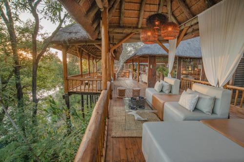 Balkón nebo terasa v ubytování Karongwe River Lodge