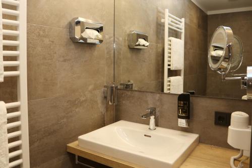 bagno con lavandino e specchio di Hotel Lindleinsmühle a Würzburg
