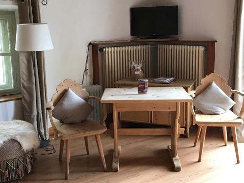 楚奧茨的住宿－清潔酒店，客厅配有桌椅和电视。