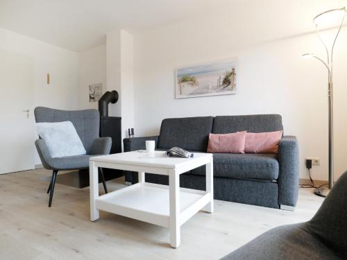 - un salon avec un canapé et une table dans l'établissement Urlauberdorf Ostseebad Boltenhagen Wohnung 49b, à Boltenhagen