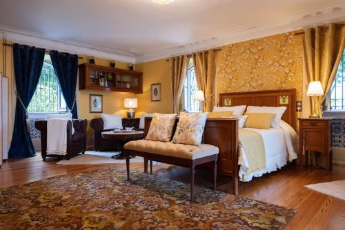 um quarto com uma cama, uma escrivaninha e uma cadeira em Palacete Villa Idalina em Caminha