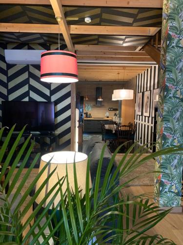 a room with a potted plant and a table at Largo da Rainha, Guesthouse in Merciana