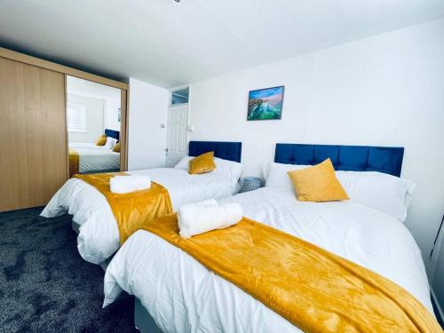 En eller flere senge i et værelse på Mayfair Place - Cosy 3 Bedroom House with Free Parking