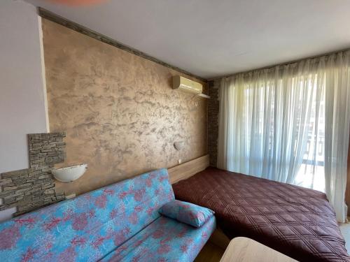 スヴェティ・ヴラスにあるLovely Studio in a Complex with a Pool by Flat Mаnаgerのリビングルーム(青いソファ、壁付)