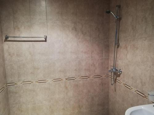 スヴェティ・ヴラスにあるLovely Studio in a Complex with a Pool by Flat Mаnаgerの洗面台とシャワー付きのバスルーム