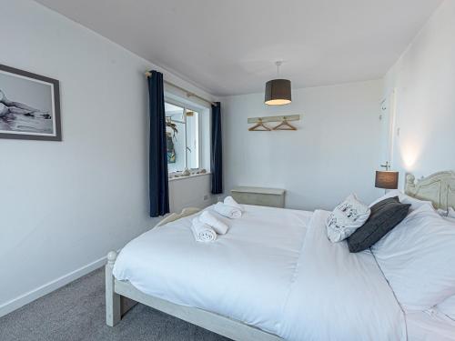 Katil atau katil-katil dalam bilik di Pass the Keys Sea View Apartment in centre of Rhosneigr