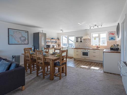 Dapur atau dapur kecil di Pass the Keys Sea View Apartment in centre of Rhosneigr