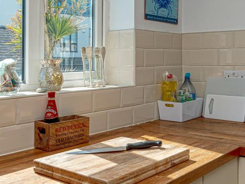 Dapur atau dapur kecil di Pass the Keys Sea View Apartment in centre of Rhosneigr