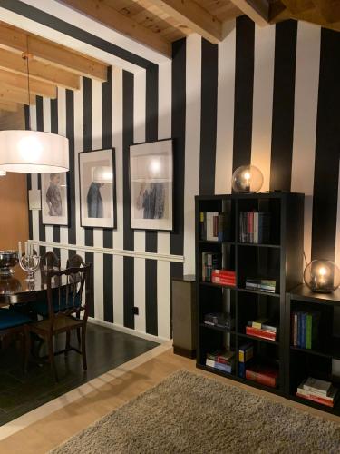 a dining room with black and white stripes on the wall at Largo da Rainha, Guesthouse in Merciana