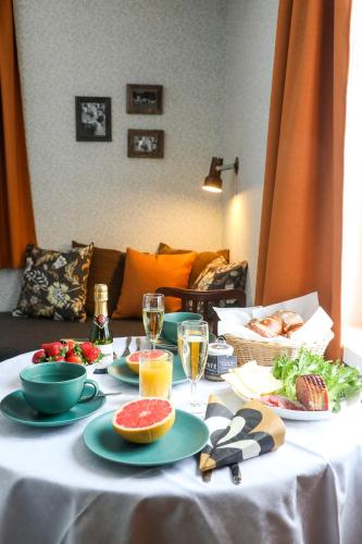 een tafel met borden met eten en drinken erop bij Putkisalon Kartano Hellahuoneisto in Rantasalmi