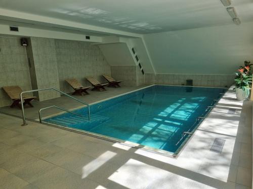 Bazén v ubytování Wellness hotel Harrachovka nebo v jeho okolí