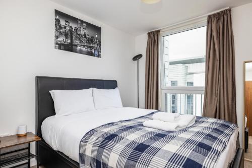 Säng eller sängar i ett rum på ALTIDO Modern 2 bed flat near Inverleith Park, with terrace and free parking