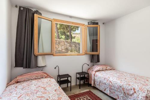 a bedroom with two beds and a window at La casa alta in Sagunto