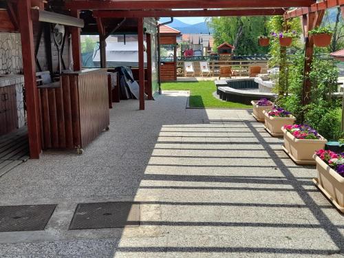 Zahrada ubytování Apartments and Rooms kod Eli