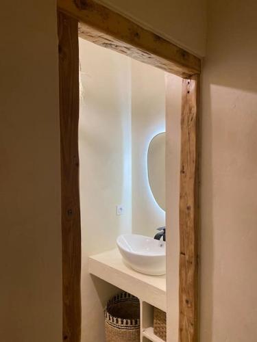 une salle de bain avec un lavabo blanc et un miroir dans l'établissement T2 L'Evasion - TERRASSE - PARKING gratuit - Climatisation, à Bagnères-de-Bigorre