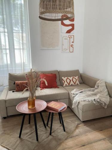 un salon avec un canapé et une table dans l'établissement T2 L'Evasion - TERRASSE - PARKING gratuit - Climatisation, à Bagnères-de-Bigorre