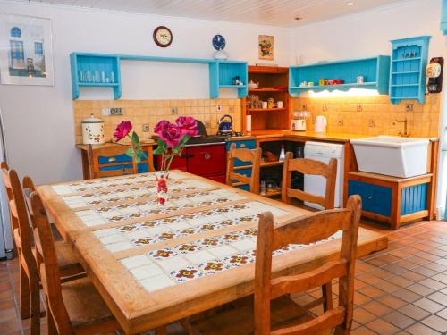 uma cozinha com uma mesa com um vaso de flores em The Old Barracks,Caherdaniel em Caherdaniel