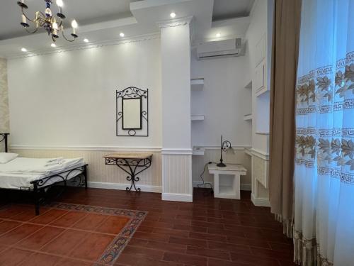 Hotel Boutique Cathedral Plaza Residences room for rent downtown في بوخارست: غرفة بها سرير ومرآة على الحائط