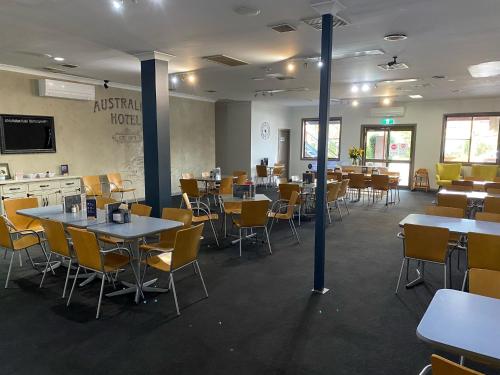 une salle à manger avec des tables et des chaises dans un restaurant dans l'établissement Australian Hotel Young, à Young
