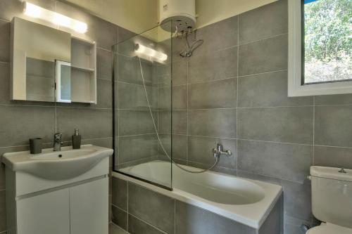 une salle de bain avec douche, lavabo et toilettes dans l'établissement Villa Serena, à Nisakion