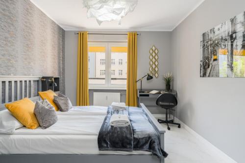 sypialnia z 2 łóżkami i biurkiem w obiekcie Chociszewskiego Apartment Poznań by Noclegi Renters w Poznaniu