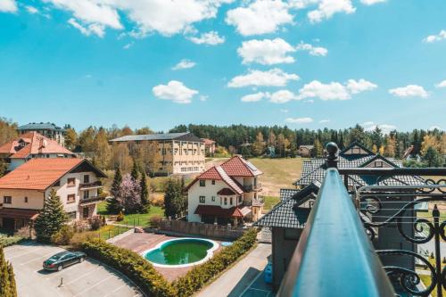 een uitzicht vanaf het balkon van een huis met een zwembad bij Rujan apartman Zlatibor in Zlatibor