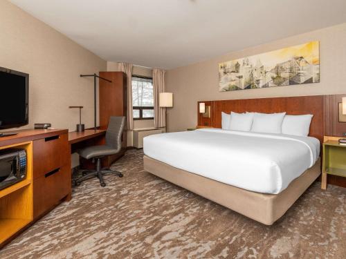 Кровать или кровати в номере Comfort Inn West