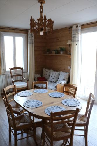 a dining room with a table and chairs at maison du haut de FREYDON ambiance Montagne in Allevard