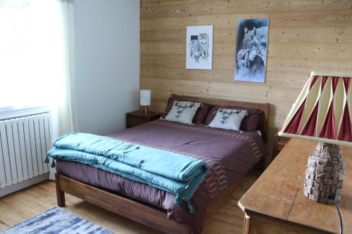 Postel nebo postele na pokoji v ubytování maison du haut de FREYDON ambiance Montagne