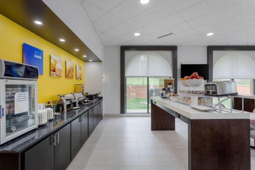 Virtuvė arba virtuvėlė apgyvendinimo įstaigoje Comfort Suites Mt Juliet-Nashville Area