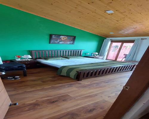 Posezení v ubytování VEENU'S COTTAGE-views heater bonfire barbeque wifi MUSSOORIE