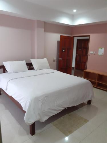 מיטה או מיטות בחדר ב-โรงแรมบ้านสุวรรณา Baansuwanna Hotel