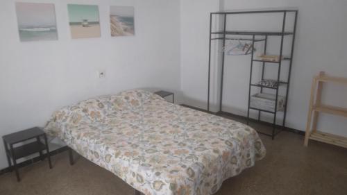 - une chambre avec un lit et une étagère dans l'établissement Private room Ribaroja near Valencia, à Riba-roja de Túria