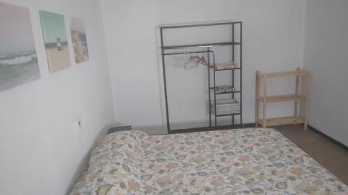 - une chambre avec un lit et un panier de basket dans l'établissement Private room Ribaroja near Valencia, à Riba-roja de Túria