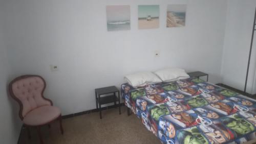 - une chambre avec un lit et une chaise dans l'établissement Private room Ribaroja near Valencia, à Riba-roja de Túria